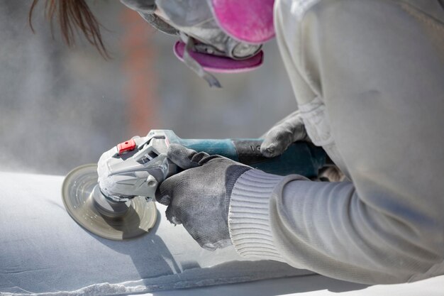 Arbeitskraft, die Stein mit Schleifer schneidet