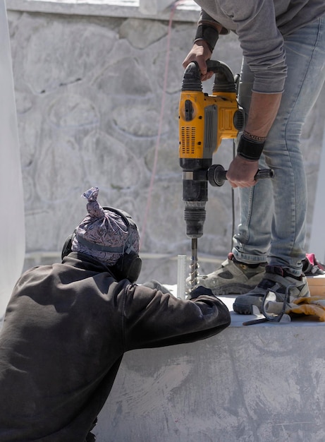 Arbeitskraft, die Stein mit Schleifer schneidet