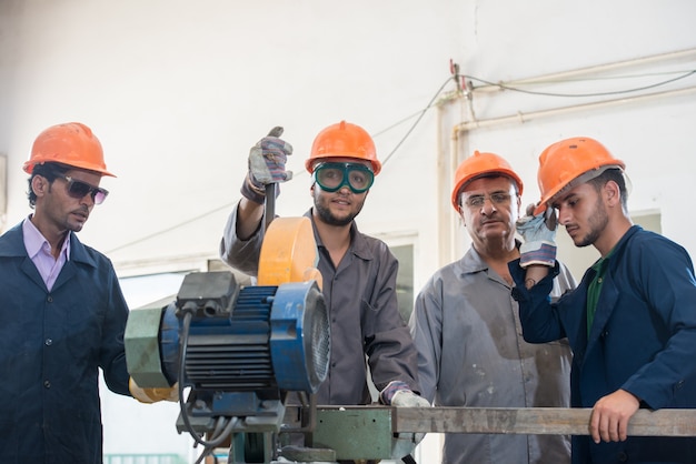 Arbeitskraftschweißen im industriellen Hintergrund an der Fabrik