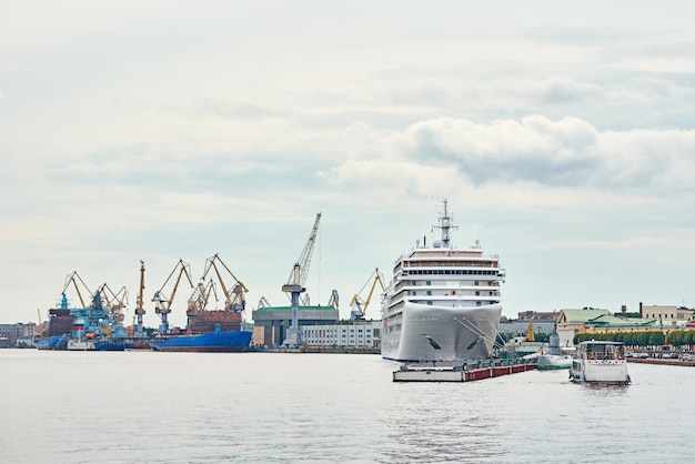 Arbeitskranbrücke in der Werft und in den Frachtschiffen in einem Hafen