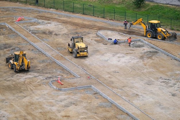 Arbeitsmaschinen Bagger und Arbeiter auf der Baustelle