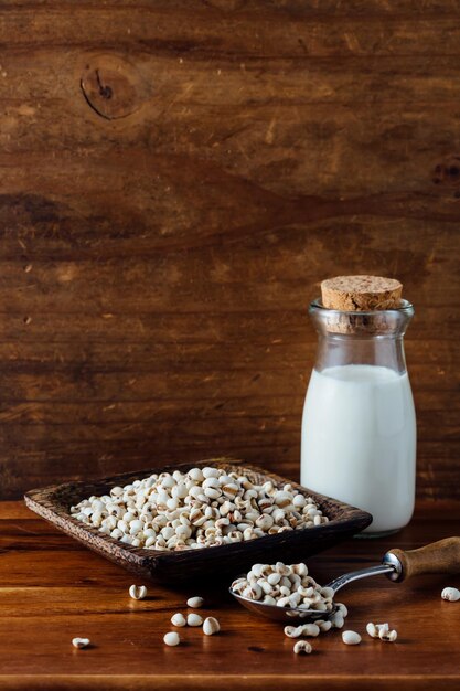 Arbeitsplätze Tränen Milch auf hölzernem Hintergrund