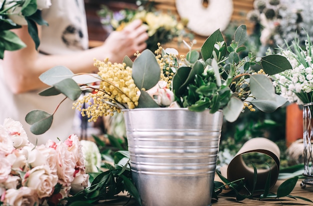 Arbeitsplatte mit frischen Blumen