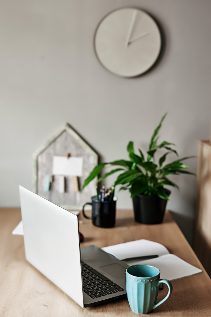 Foto arbeitsplatz computer und büromaterial am büroarbeitsplatz. online-unterricht zu hause, soziale distanz während der quarantäne, selbstisolation, online-bildungskonzept, heimschüler. fernstudium