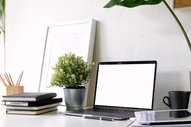 Arbeitsplatz Loft zu Hause mit Laptop, Modell Poster und Zubehör.