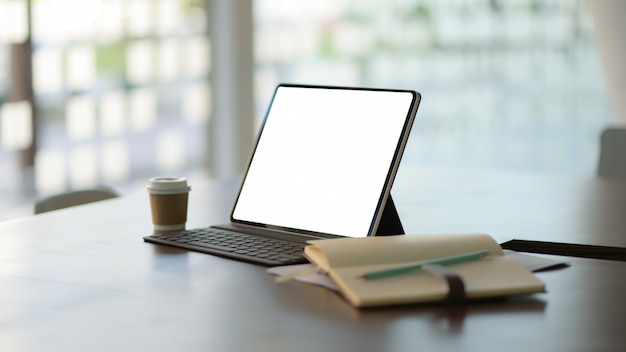 Arbeitsplatz mit Laptop, Büromaterial und Kaffee.