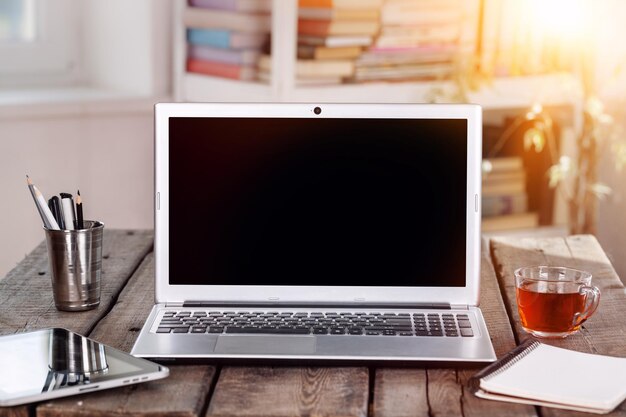 Foto arbeitsplatz mit laptop-computer und büroartikeln