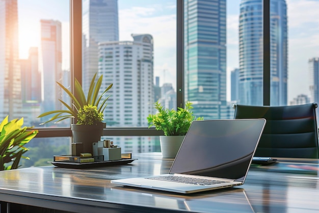 Arbeitsplatz mit Notebook-Laptop Bequemer Arbeitstisch in Bürofenstern und Stadtansicht