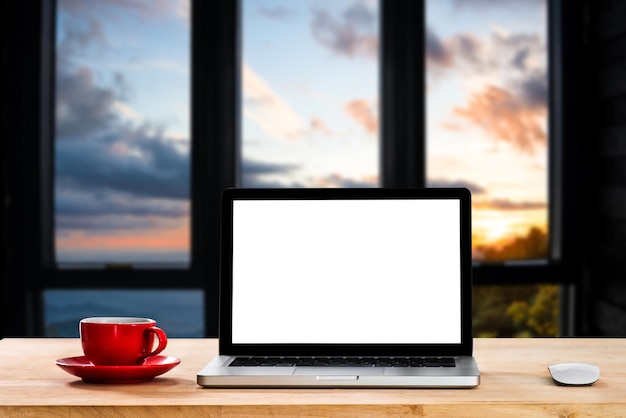 Arbeitsplatz mit Notebook-Laptop und Kaffeetasse Komfortabler Arbeitstisch im Luftwohnsitz.