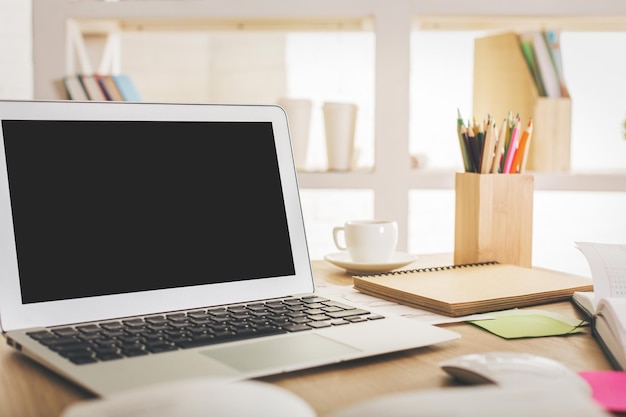 Arbeitsplatz mit Notizbuchseite