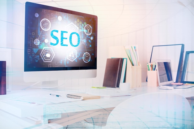 Arbeitsplatz mit SEO-Bildschirm