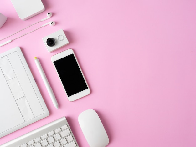 Arbeitsplatz mit Smartphone und Grafiktablett