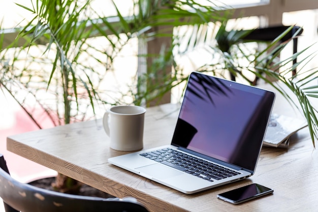 Arbeitsplatz Nahaufnahme von oben auf den bequemen Arbeitsplatz im Büro mit darauf liegendem Laptop