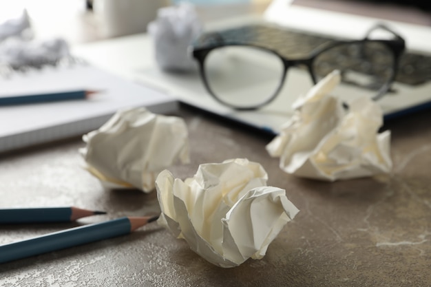 Arbeitsplatz. Papierkugeln auf grauem Tisch, Nahaufnahme