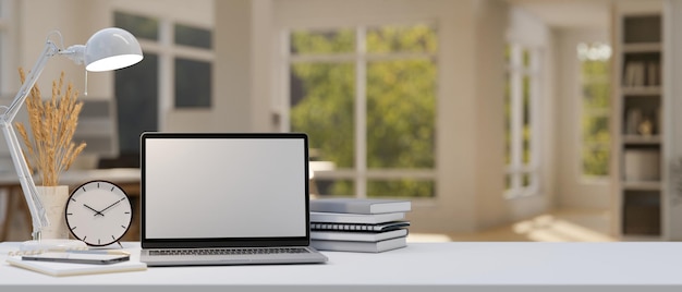 Arbeitsplatz-Tischplatte mit Notebook-Laptop-Mockup und Kopierraum über verschwommenem, minimalem Wohnzimmer