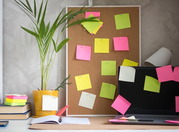 Foto arbeitsplatz versiegelt mit papieraufklebern notizen desktop