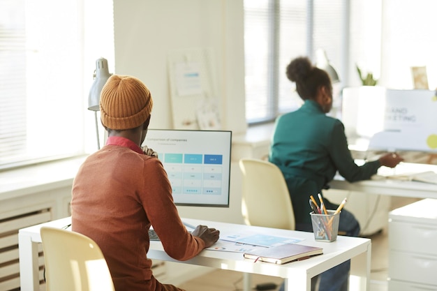 Arbeitsplatzeinstellung im Büro