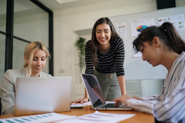 Arbeitsplatzsynergien schaffen Aufnahme einer Gruppe junger Designer, die in einem Büro zusammenarbeiten