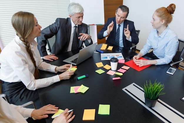 Arbeitsprozess beim Geschäftstreffen