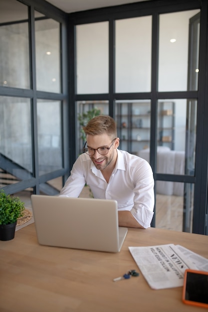 Arbeitsprozess. Ein junger Geschäftsmann, der von seinem Heimbüro aus arbeitet