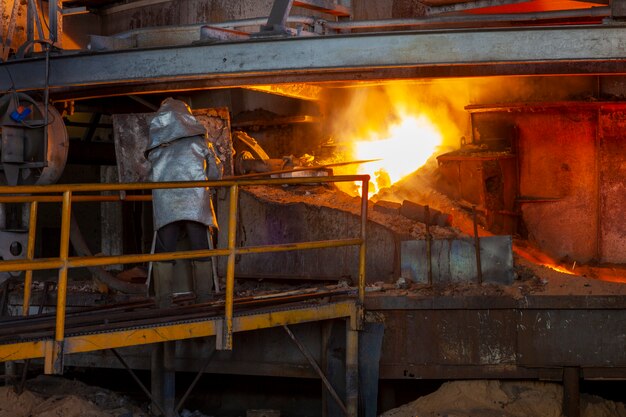 Arbeitsprozess in der Metallurgie bei der Herstellung von Stahlwerken
