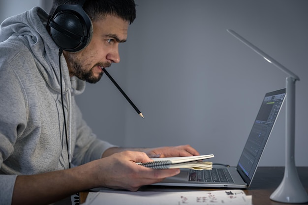 Arbeitsprozess in der Nacht Ein Musiker macht nachts Musik