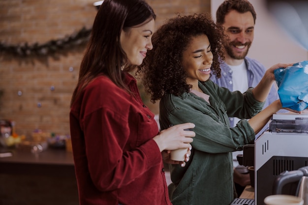 Arbeitsprozess in einem modernen Büro