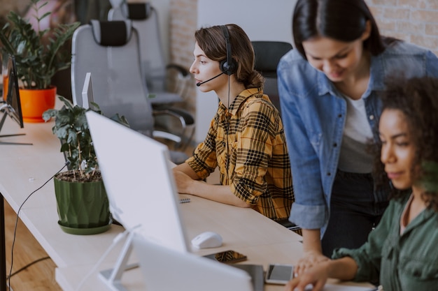 Arbeitsprozess in einem modernen Büro