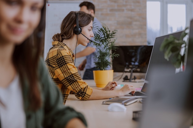 Arbeitsprozess in einem modernen Büro