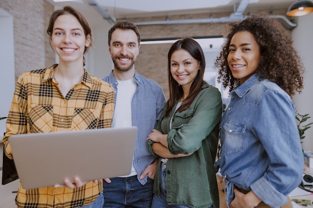 Arbeitsprozess in einem modernen Büro