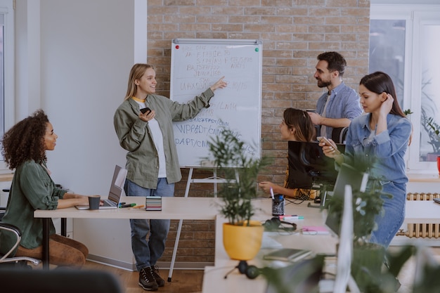 Arbeitsprozess in einem modernen Büro