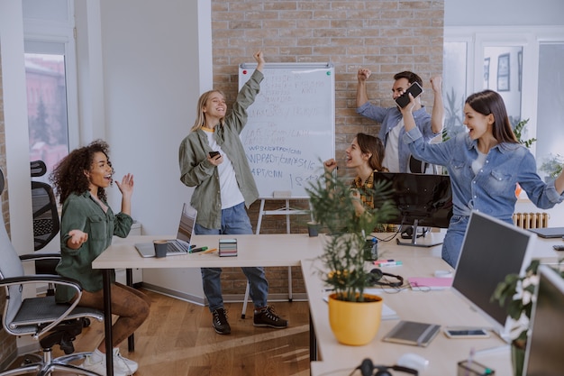 Arbeitsprozess in einem modernen Büro