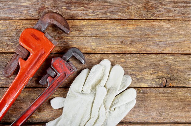 Arbeitsschutzhandschuhe, Schraubenschlüssel, Stahl auf dem Tisch