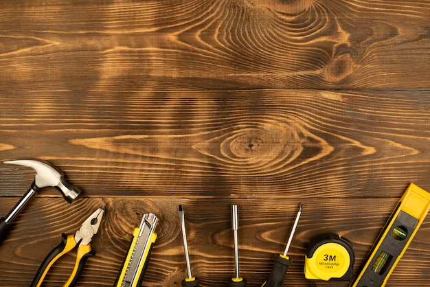 Arbeitswerkzeuge befinden sich auf einem HOLZ-Tisch. PLATZ FÜR IHREN TEXT.