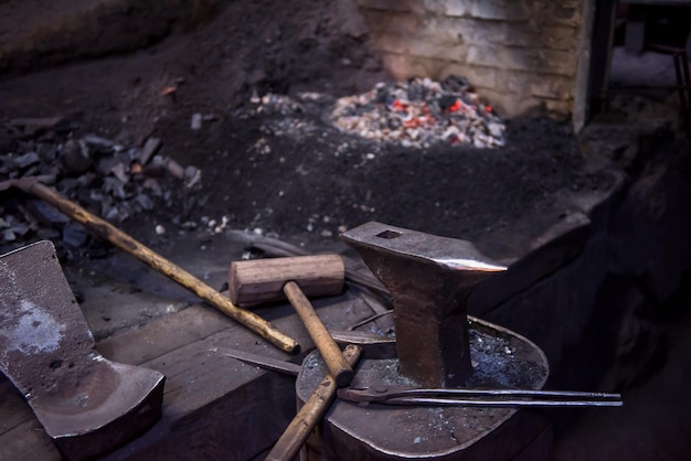 Foto arbeitswerkzeugschmiede bestehend aus amboss, hammer und zange in der traditionswerkstatt der schmiede