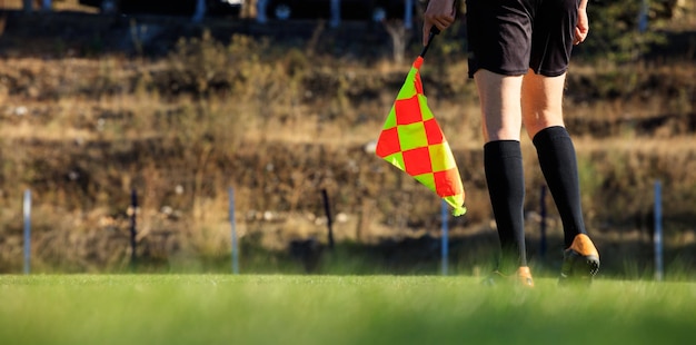 Árbitro asistente de fútbol en el campo