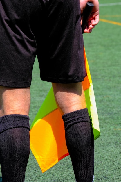 Foto Árbitro assistente de futebol e bandeira dos árbitros