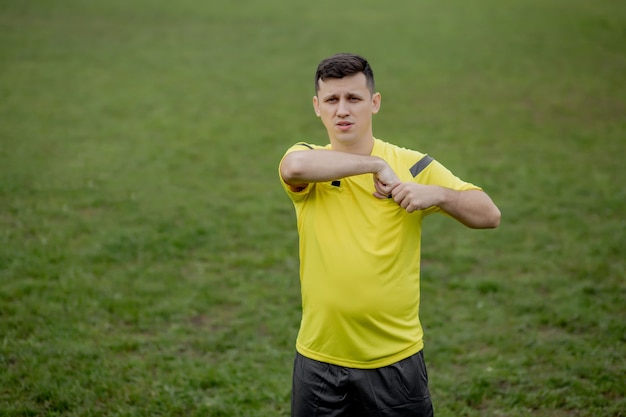 Foto Árbitro de futebol aponta cartão amarelo a jogador em estádio de futebol