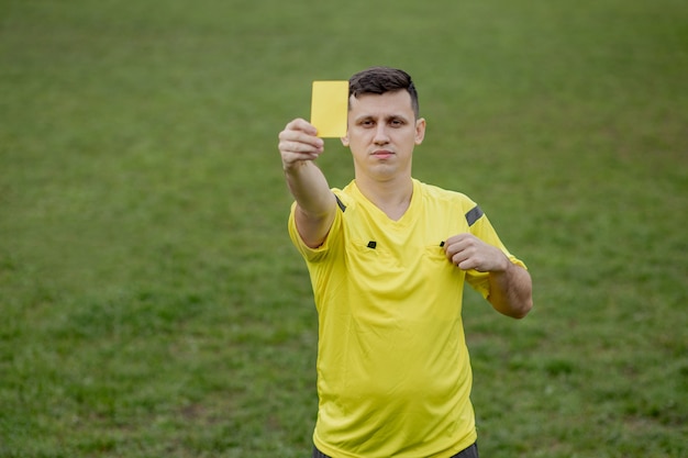 Foto Árbitro mostrando um cartão vermelho para um jogador de futebol ou futebol insatisfeito durante o jogo. conceito de esporte, violação de regras, questões polêmicas, superação de obstáculos.