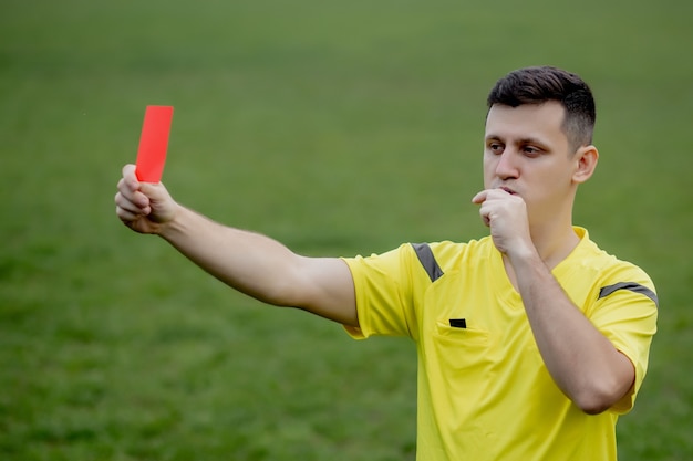 Foto Árbitro mostrando um cartão vermelho para um jogador de futebol ou futebol insatisfeito enquanto joga