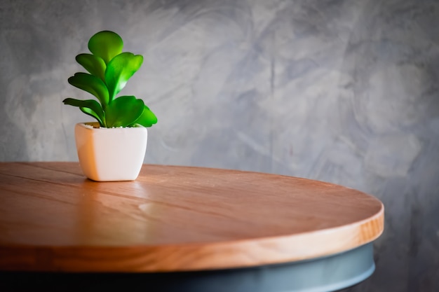 Un árbol en maceta pequeña en mesa de madera