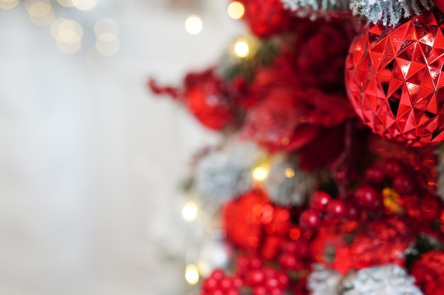 Árbol de Navidad con adorno rojo sobre fondo blanco con luces, espacio de copia