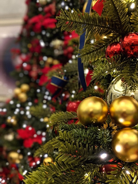 Foto un árbol de navidad con adornos y una cinta roja que dice 