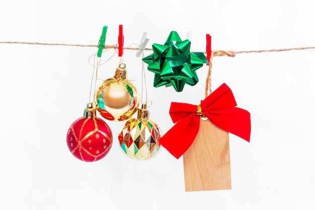 Foto un árbol de navidad adornos cuelgan de una cuerda aislado en un fondo blanco atmósfera de año nuevo