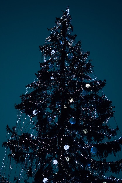 Arbol de navidad con adornos y luces de noche