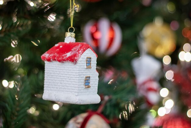 Foto un árbol de navidad con adornos de primer plano