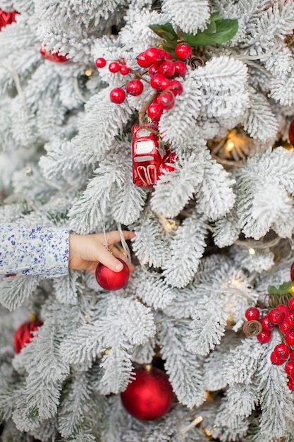 Árbol de Navidad con adornos rojos