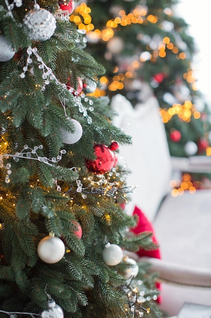 Foto Árbol de navidad con adornos rojos