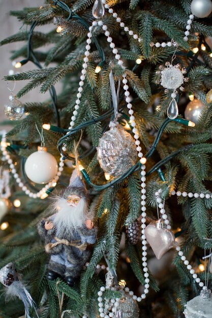 arbol de navidad con adornos