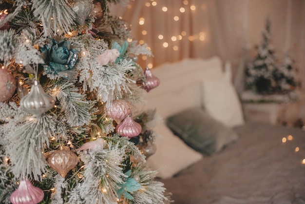 arbol de navidad con adornos